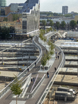 838475 Gezicht op de Moreelsebrug voor voetgangers en fietsers over het spoorwegemplacement aan de zuidzijde van ...